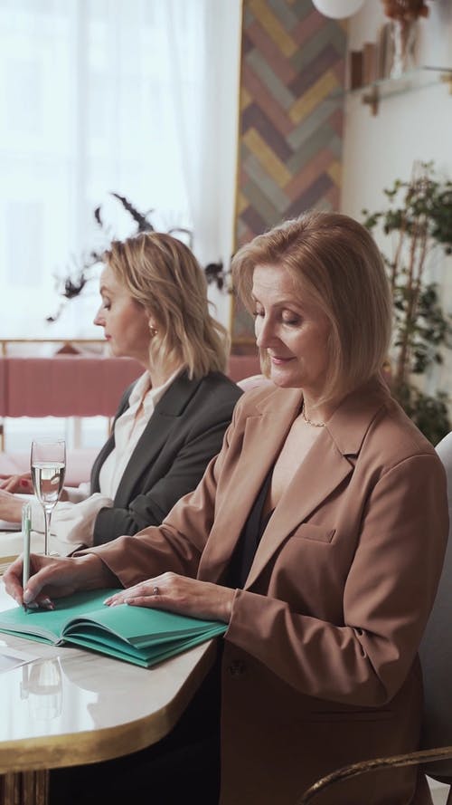 有关喝, 垂直视频, 女商人的免费素材视频