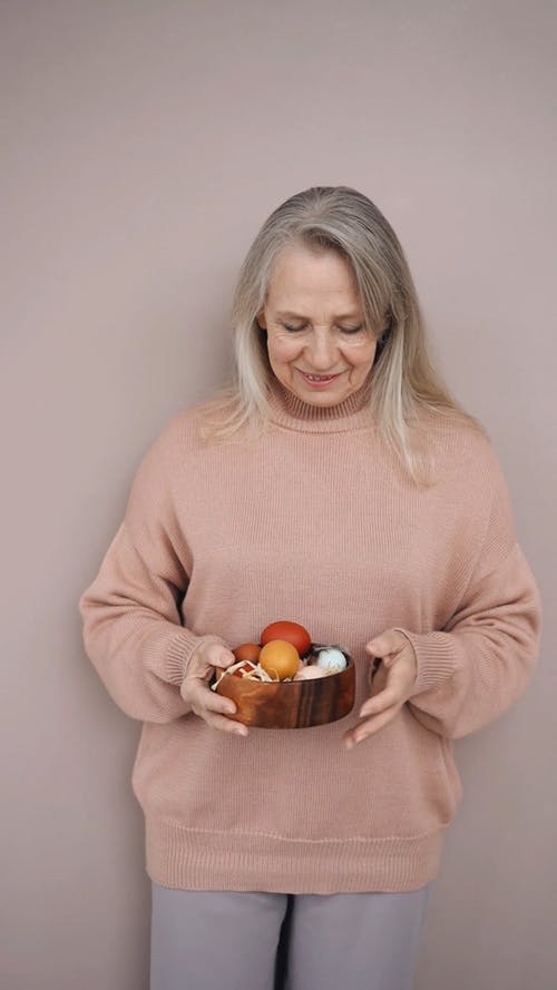 有关垂直视频, 握住, 木制碗的免费素材视频