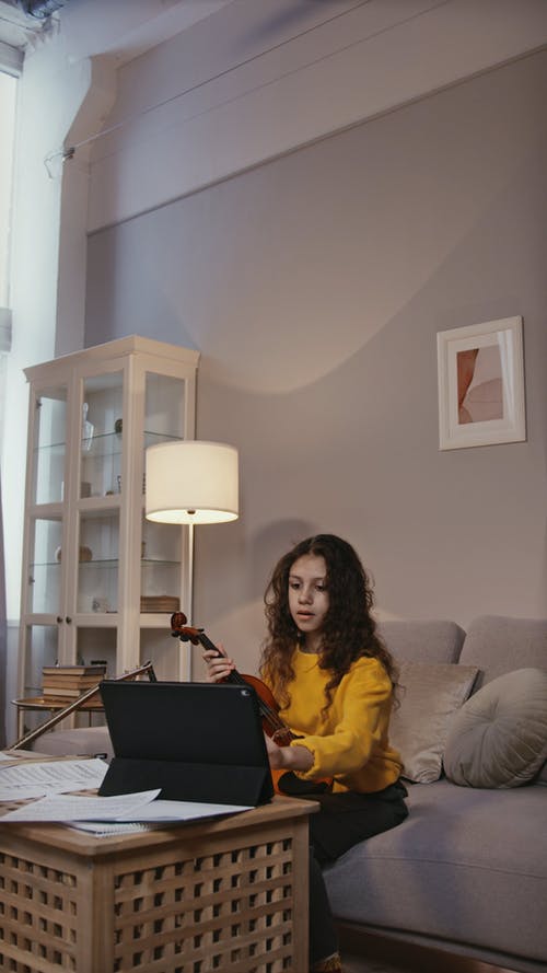 有关在家, 坐, 垂直视频的免费素材视频