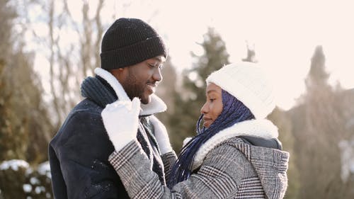 有关（顶部有小羊毛球的）羊毛帽子, 下雪, 人的免费素材视频