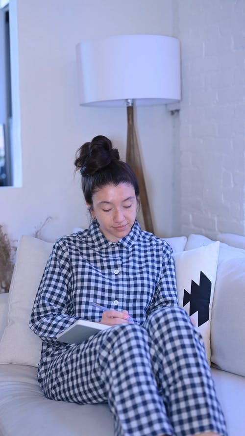 有关发髻, 在家, 坐的免费素材视频