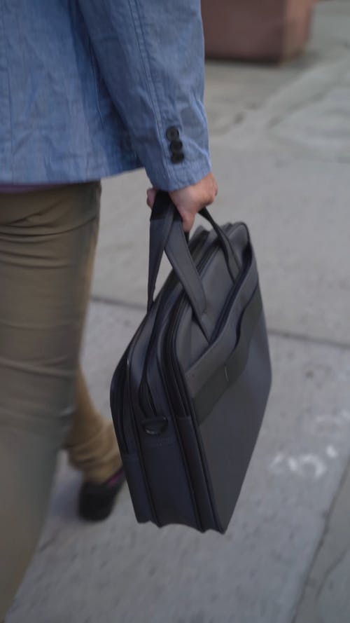 有关公事包, 垂直视频, 握住的免费素材视频