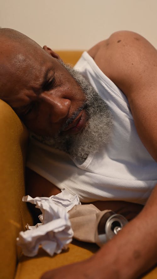 有关人, 伤心, 垂直视频的免费素材视频