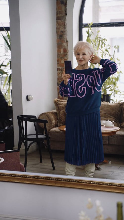 有关3C用品, 反射, 女人的免费素材视频