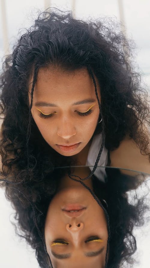 镜中女人的倒影 · 免费素材视频