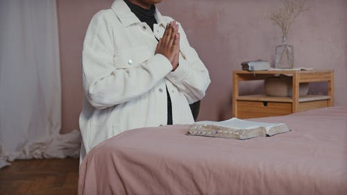 有关女人, 床, 祈祷之手的免费素材视频