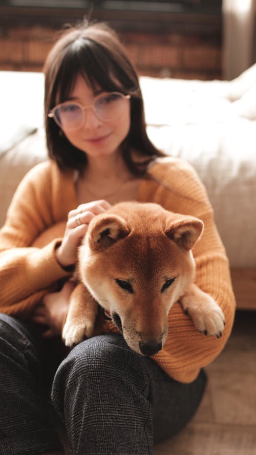 有关在家, 坐, 垂直视频的免费素材视频