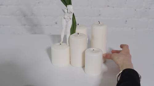 有关室内, 小塑像, 手指的免费素材视频