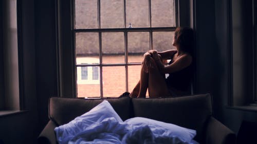 有关下雨, 坐, 女人的免费素材视频