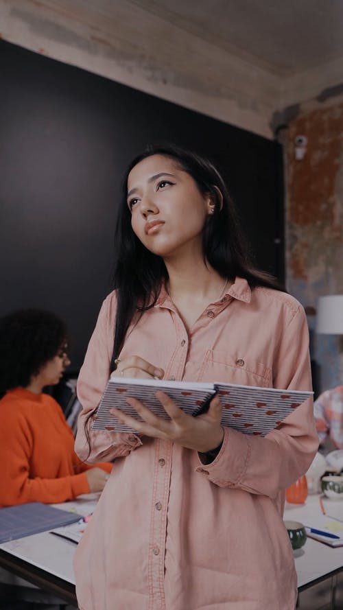 有关咖啡色头发的女人, 垂直视频, 女人的免费素材视频