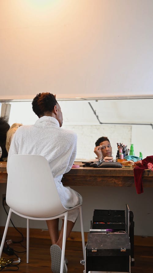 有关人, 化妆刷, 反射的免费素材视频