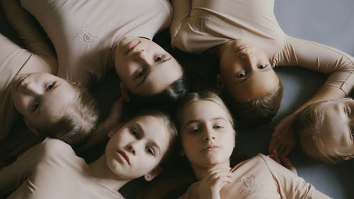 有关儿童, 严肃, 在地上的免费素材视频