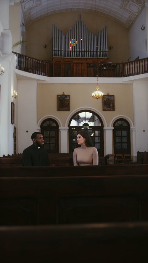 有关人, 坐, 垂直视频的免费素材视频