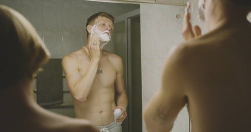 有关剃须膏, 半裸, 涂抺的免费素材视频