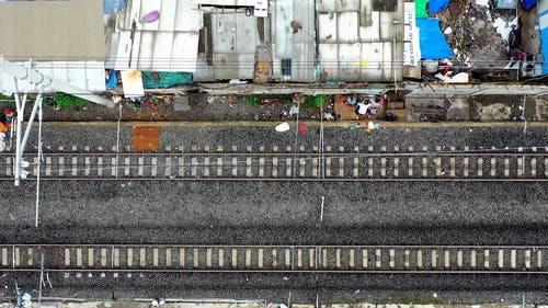 有关公共交通工具, 房子, 火车铁轨的免费素材视频