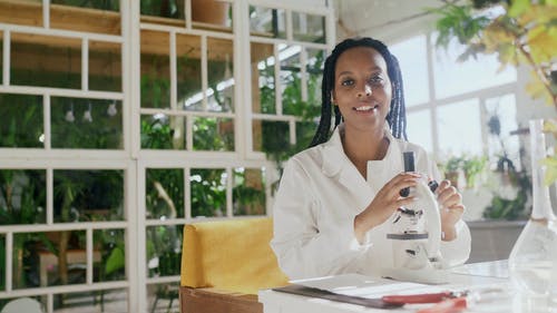 有关在桌子上, 女人, 女士的免费素材视频