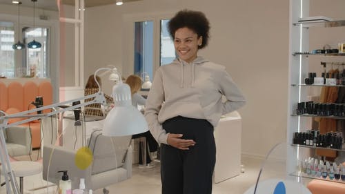 有关修手指甲, 坐, 宝贝撞的免费素材视频