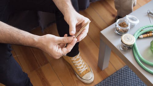 有关卷纸, 大麻, 室内的免费素材视频