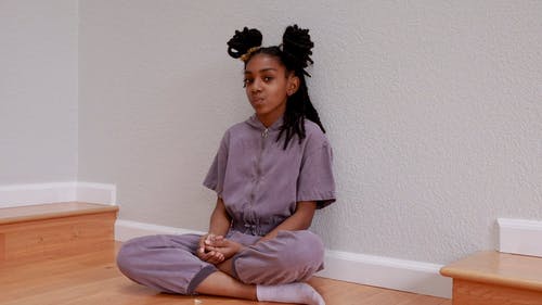 有关倚, 在地上, 坐的免费素材视频