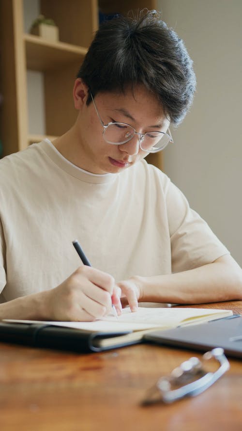 有关人, 垂直视频, 写作的免费素材视频