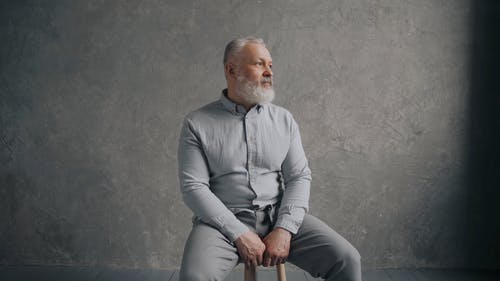 有关坐, 多莉射击, 工作室拍摄的免费素材视频