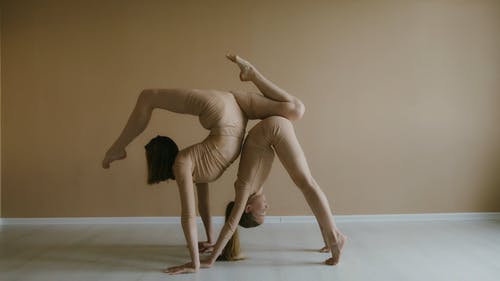 有关acroyoga, 伸展, 位置的免费素材视频