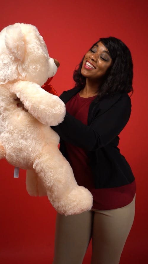 女人抱着她的玩具熊 · 免费素材视频