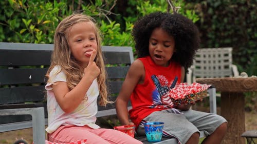 有关儿童, 友谊, 吃的免费素材视频