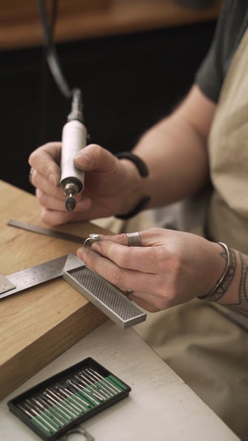 有关垂直视频, 戒指, 手的免费素材视频