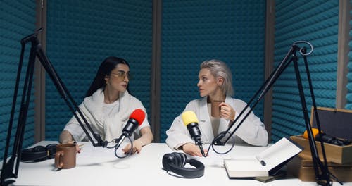 有关＃室内, 凝视, 坐的免费素材视频