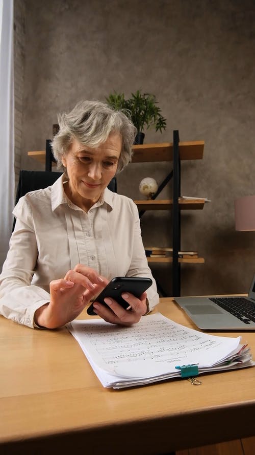 有关3C用品, 坐, 垂直视频的免费素材视频