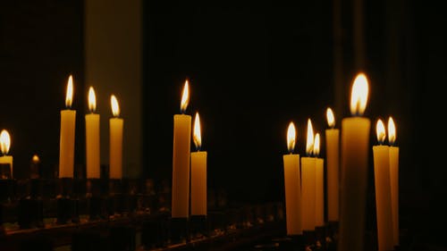 有关室内, 漆黑, 点燃的蜡烛的免费素材视频