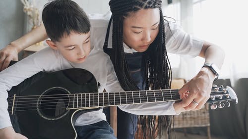 有关原声吉他, 吉他演奏, 坐的免费素材视频