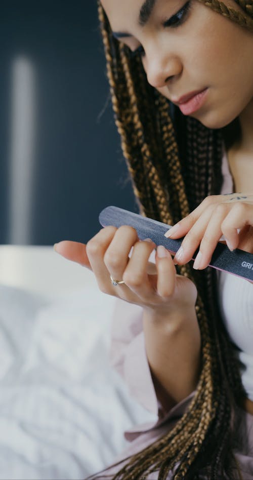 有关垂直视频, 女人, 室内的免费素材视频