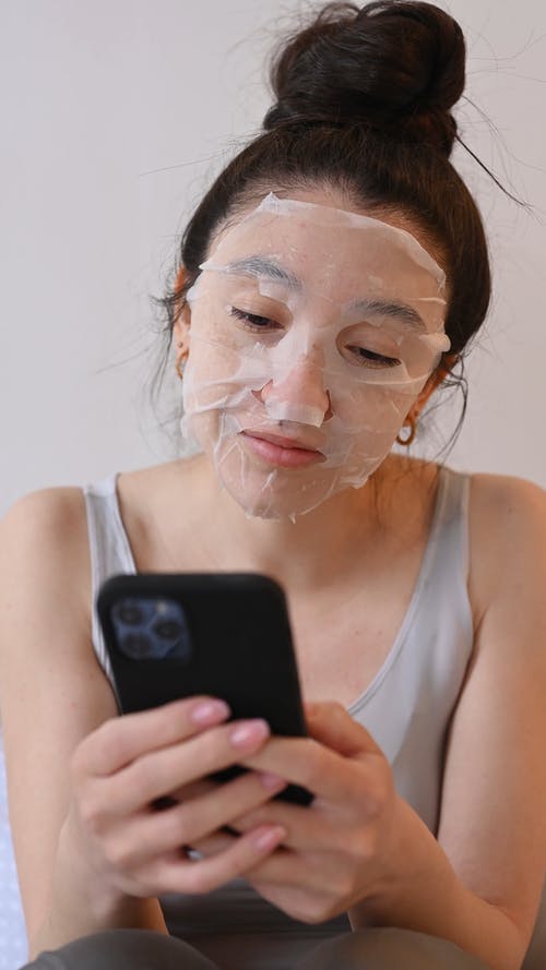 有关化妆品面膜, 发髻, 坐的免费素材视频