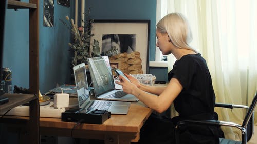 有关在家, 坐, 多的免费素材视频