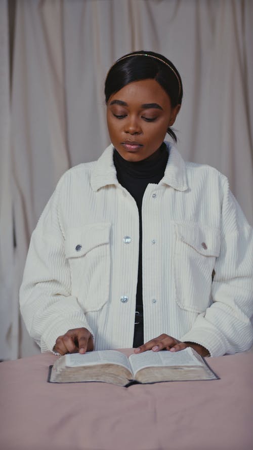 有关垂直视频, 基督教, 女人的免费素材视频