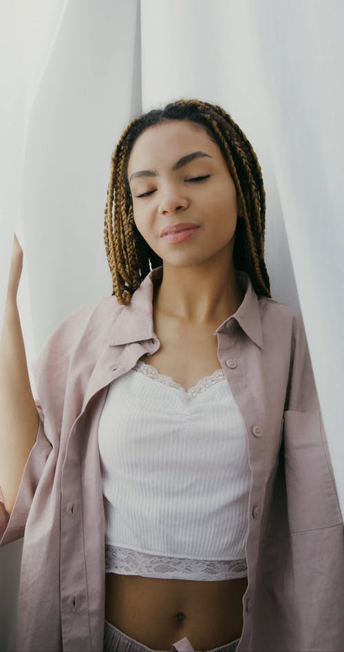 有关中空装, 垂直视频, 女人的免费素材视频