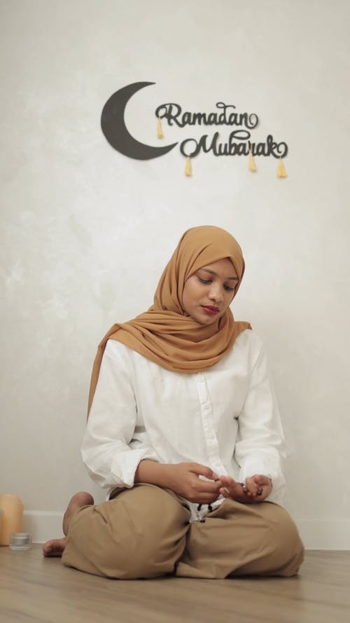 有关地板, 坐, 垂直视频的免费素材视频