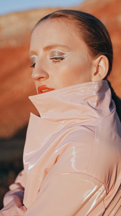 有关化妆, 垂直视频, 大衣的免费素材视频