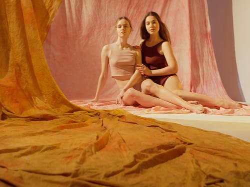 有关光鲜亮丽, 咖啡色头发的女人, 坐的免费素材视频