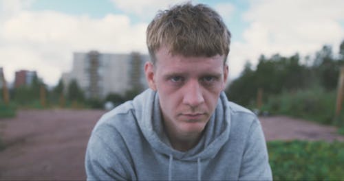 有关人, 坐, 搔抓的免费素材视频