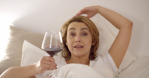 有关喝, 女人, 室内的免费素材视频