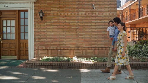 有关家人, 携带, 步行的免费素材视频