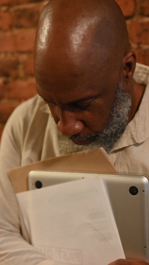 有关人, 垂直视频, 往下看的免费素材视频