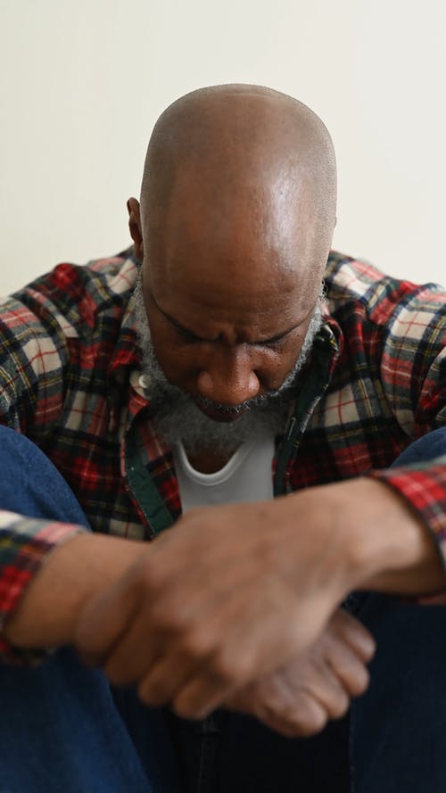 有关人, 伤心, 垂直视频的免费素材视频