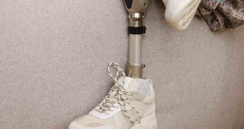 有关仿生的, 假腿, 坐的免费素材视频