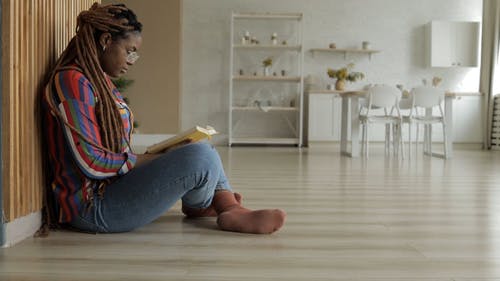 有关坐, 室内, 书的免费素材视频