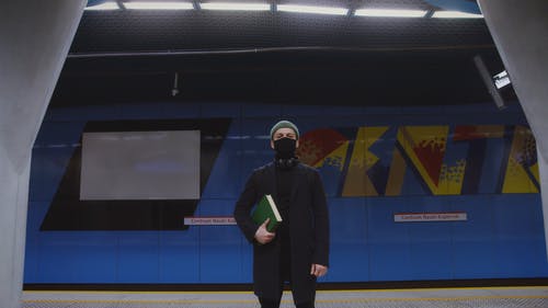 有关（顶部有小羊毛球的）羊毛帽子, covid-19, 人的免费素材视频