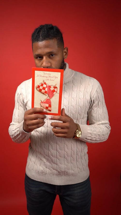 拿着情人节卡片的白色长袖衬衣的人 · 免费素材视频